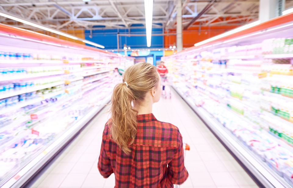 Woman shoppning in grocery store